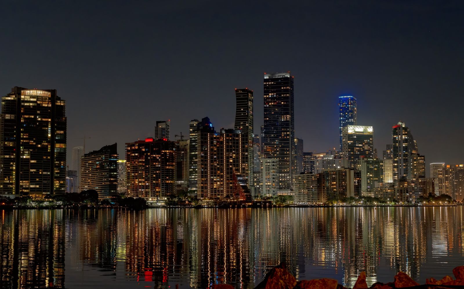 Skyline de Miami illuminé la nuit